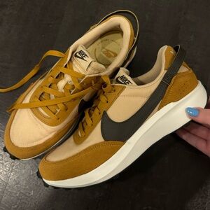 NEVER WORN NIKE WAFFLE DEBUT SNEAKER SIZE WOMENS 9